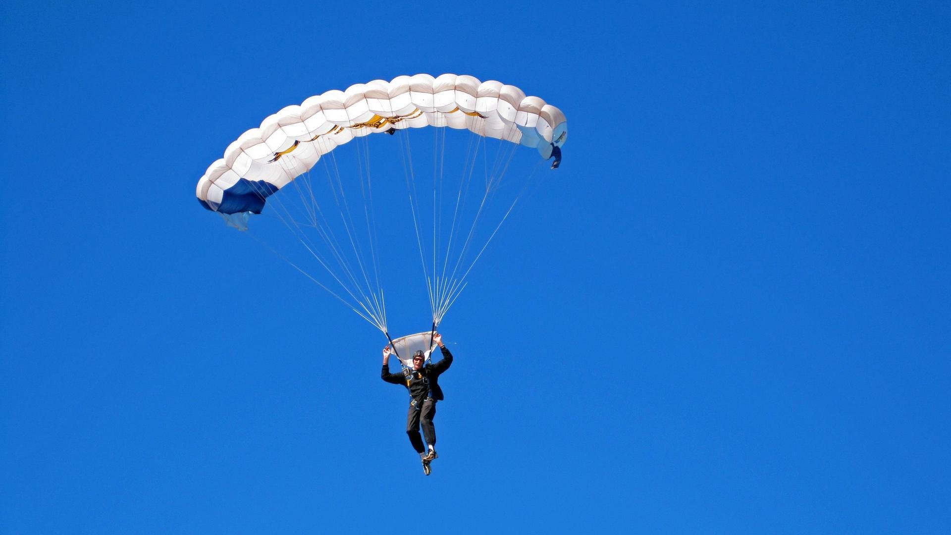 赛道上的毫厘之争，梅赛德斯险胜索伯，皮亚斯特里闪耀全场